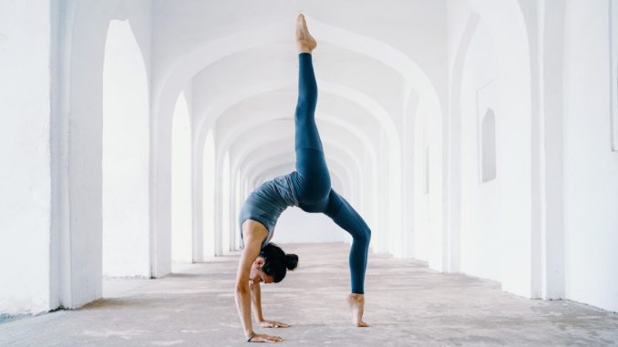 Yogapositioner för att minska spänningar i nacke och axlar illustration